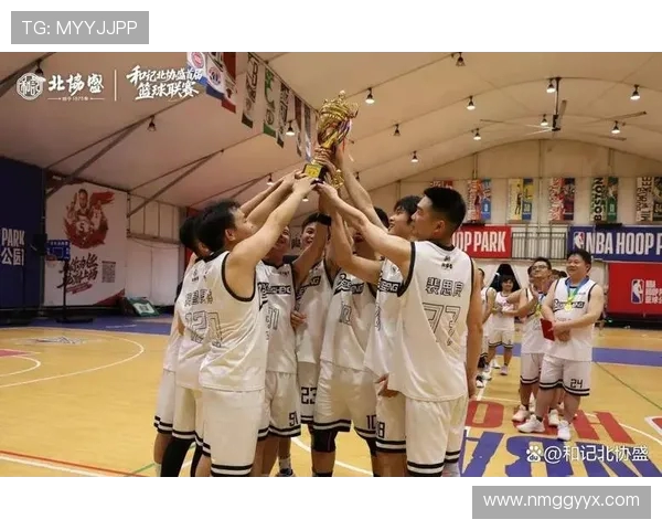 以篮球为纽带探讨团队协作精神与青春奋斗力量的深度融合